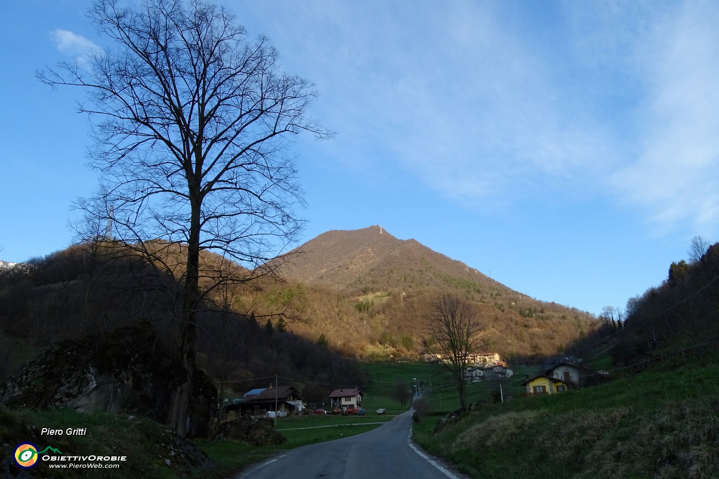 08 Il Monte Molinasco visto dalla strada che da S. Pellegrino sale ad Alino.JPG